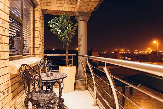 City-view studio with a balcony in Braamfontein